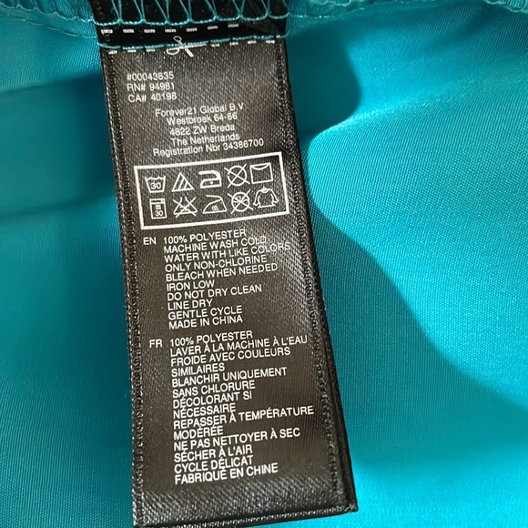 3/$15 Beautiful blue Sleeveless V-Neck Dress Forever 21, Size S (Worn only once) - Picture 5 of 6